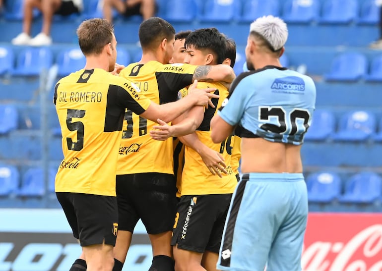 Los jugadores aurinegros celebran tras el tanto que determinó la victoria ante Resistencia.