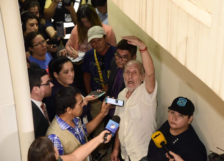 Carlos Casco (de camisa blanca), durante la constitución del Tribunal de Sentencia en la sede donde funcionaba el Departamento de Investigación de Delitos de la Policía.