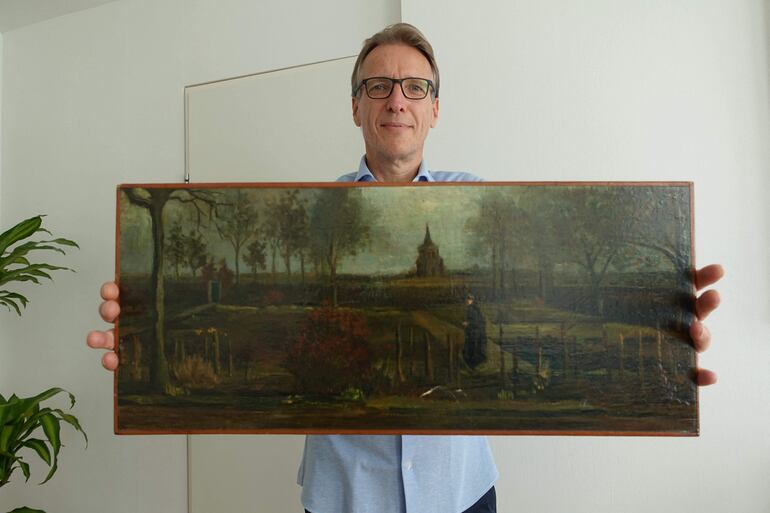 El detective Arthur Brand, conocido como el "Indiana Jones del arte", posa con el cuadro de Vincent Van Gogh recuperado.