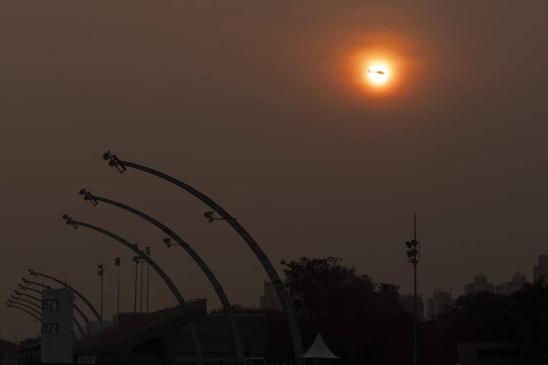 Un helicóptero sobrevuela en medio de la contaminación por el humo de incendios, en Sao Paulo, Brasil.