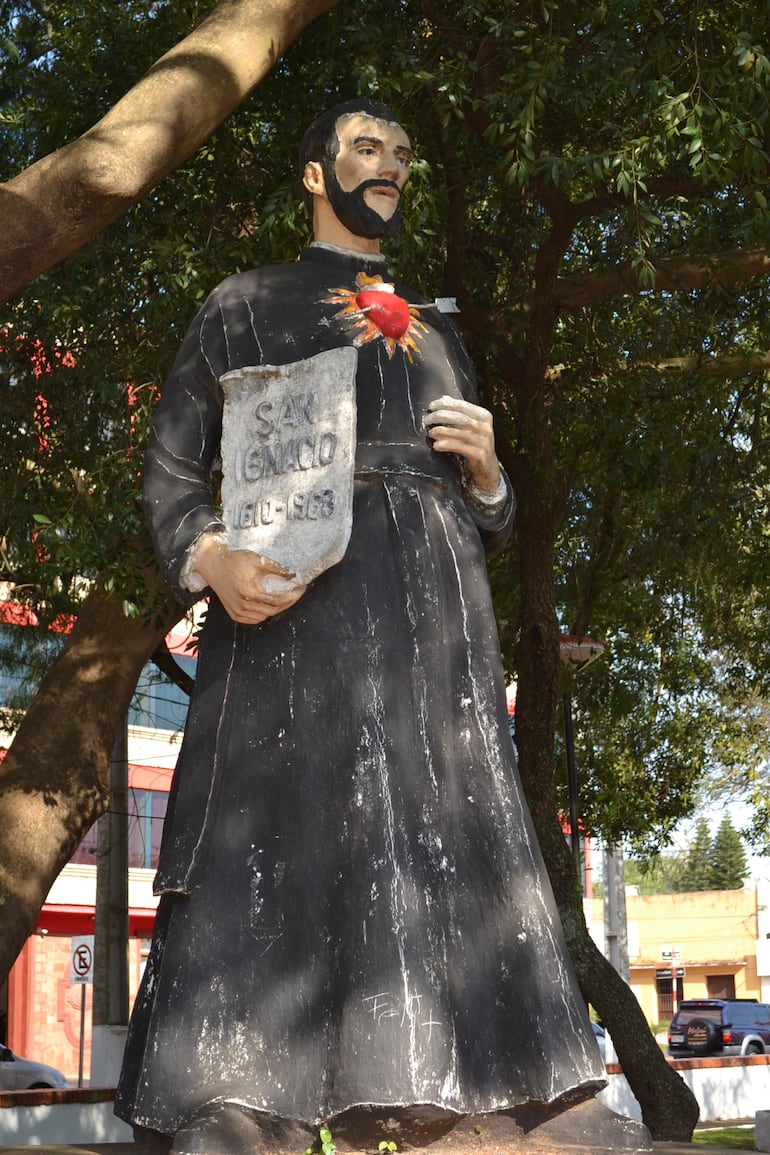 Imagen de San Roque González de Santa Cruz, en la plaza del mismo nombre de San Ignacio, Misiones.