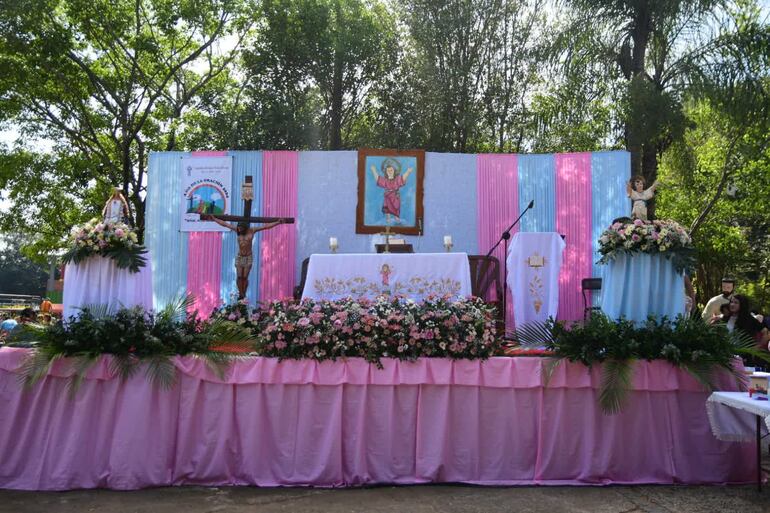 Asi se preparó el altar del Divino Niño Jesús.