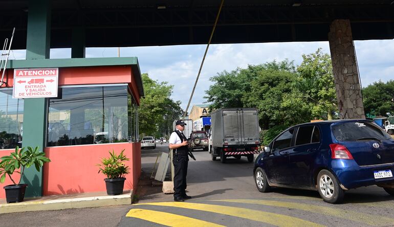 Seguridad 24 horas. El mercado hace fuerte hincapié en el orden y el control, con un equipo de seguridad que trabaja de manera preventiva. Dispone de 72 cámaras de circuito cerrado, con puestos  de monitoreo.