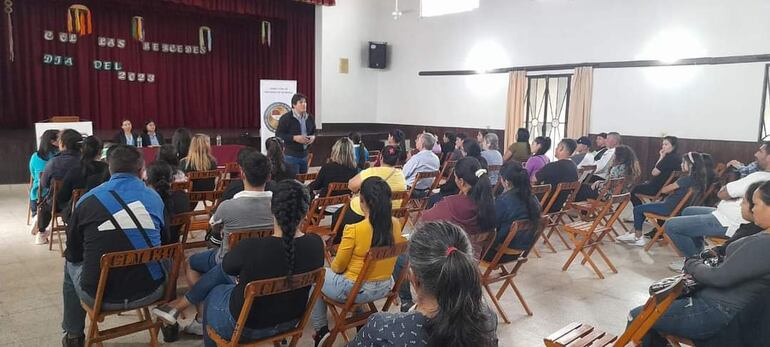 Jóvenes de Caraguatay participan de charlas de prevención del consumo de drogas.