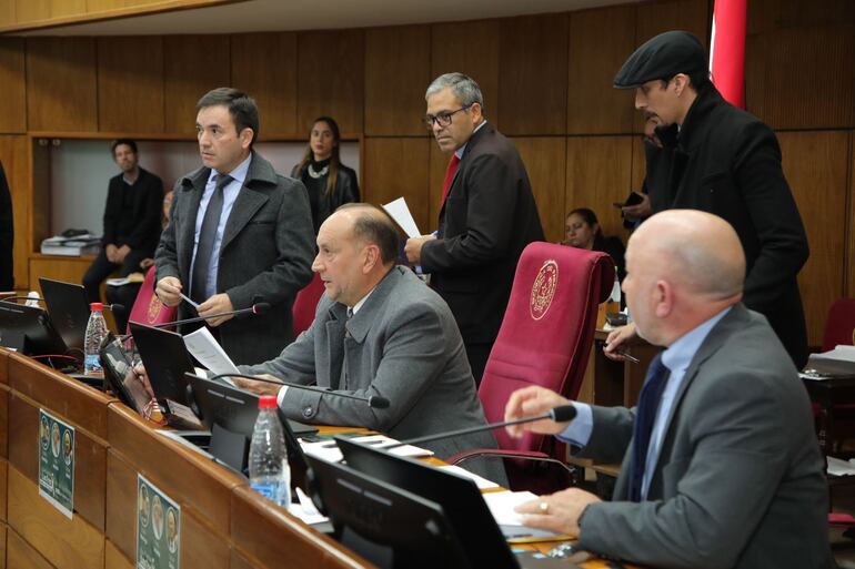 El presidente de la Cámara de Senadores, Óscar Salomón, en la sesión del Senado.