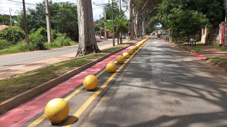 La colocación de los bolardos (esferas de cemento) servirán de resguardo para que los vehículos no suban al corredor de los ciclistas.