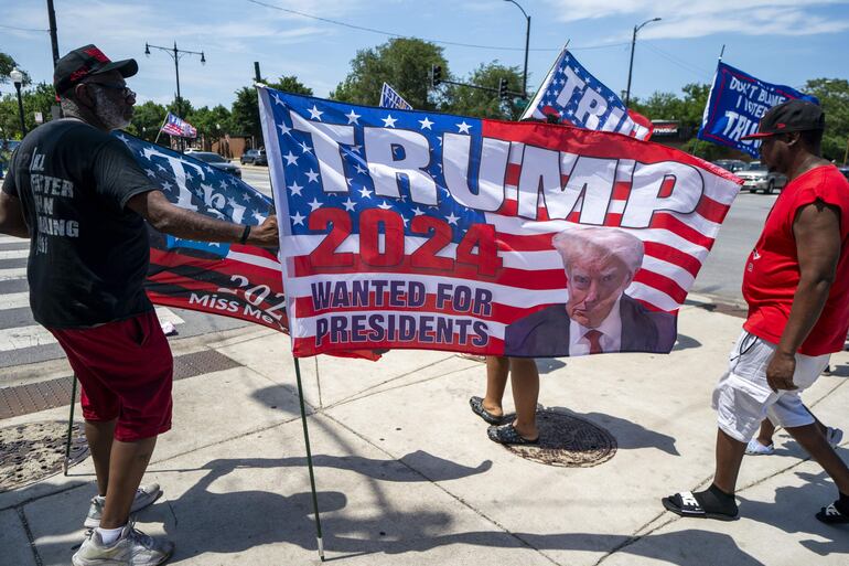 Los partidarios del ex presidente Donald J. Trump participan en un pequeño mitin de Unidad Trump en Chicago, Illinois. El FBI estima que  Thomas Matthew Crooks, el joven de 20 años autor del ataque el sábado contra el expresidente de EE.UU. Donald Trump (2017-2021), actuó solo y que los primeros indicios no dan pistas de que pertenezca a alguna organización terrorista internacional.