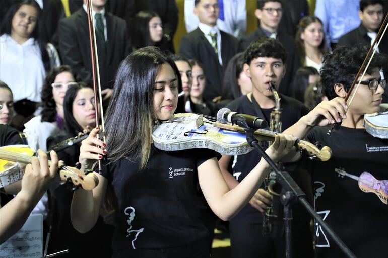 Uno de los momentos más emotivos se vivió durante la actuación de la reconocida Orquesta de Instrumentos Reciclados de Cateura. 