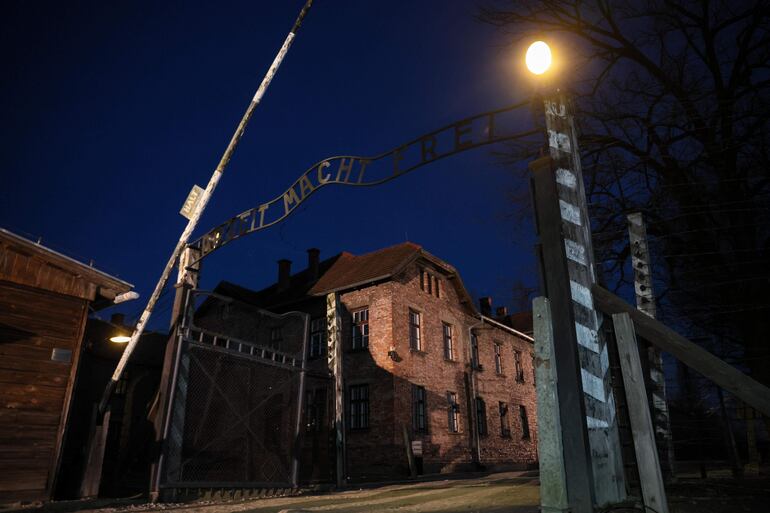 Auschwitz-Birkenau: "Arbeit macht frei" (el trabajo libera).
