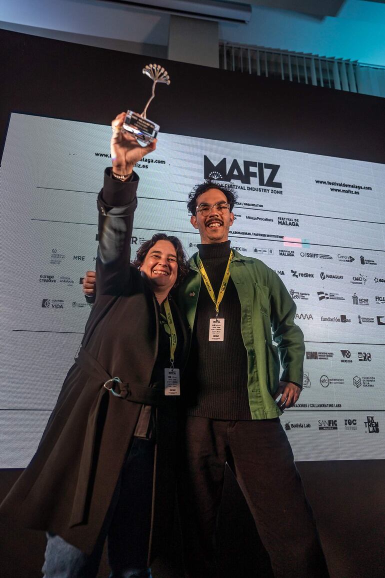 Gabriela Sabaté y Juan José Pereira celebran este nuevo reconocimiento obtenido por "Bajo las banderas el sol".