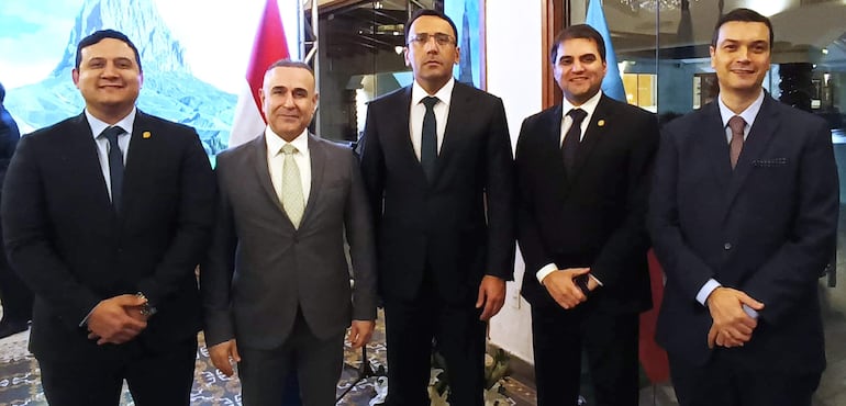 Diputado y presidente de la Comisión de Relaciones Exteriores, Juan Manuel Añazco, el embajador de Türkye, Yavuz Kül, el embajador de Azerbaiyán Ramzi Teymurov, el diputado Freddy Franco y el cónsul honorario de Azerbaiyán en Paraguay  Oscar Brelles Mariño.