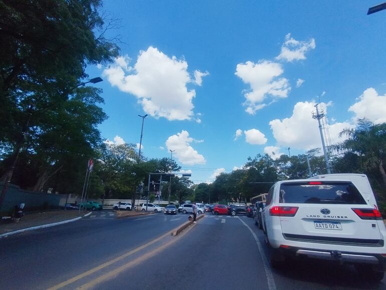 La avenida Mariscal López es uno de los puntos complicados de transitar ante la falta de funcionamiento de semáforos.