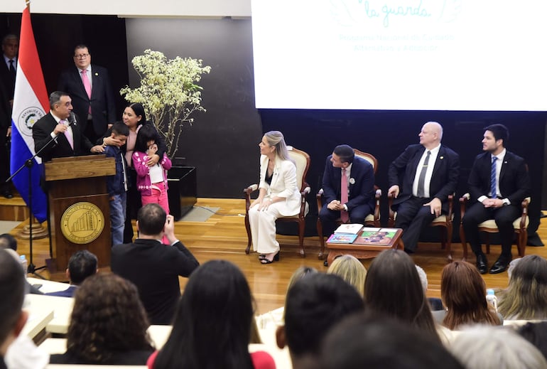 Néstor Rivas y Rossana Marín, se dirigen al presidente de la República, Santiago Peña, durante el lanzamiento del Programa Nacional de Cuidado Alternativo y Adopción.