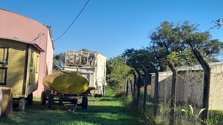 Esta maquina para potabilizar agua costó G. 800 millones, para luego tirarla entre las chatarras de hierros.