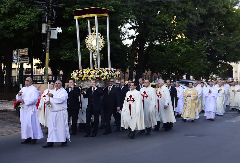 Procesión eucarística de Corpus Christi, realizada esta tarde, en los alrededores de la Catedral Metropolitana de Asunción.