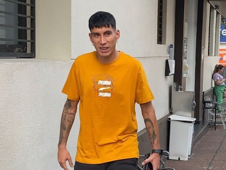 Enzo Giménez, jugador de Cerro Porteño, después de realizar los estudios de la lesión en la rodilla izquierda.