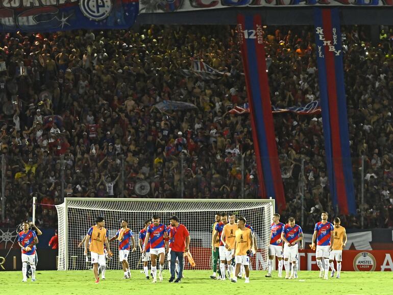 Los jugadores de Cerro Porteño después de saludar a los aficionados en el estadio La Nueva Olla posterior al triunfo contra Fortaleza por la Fase 3 de la Copa Libertadores.