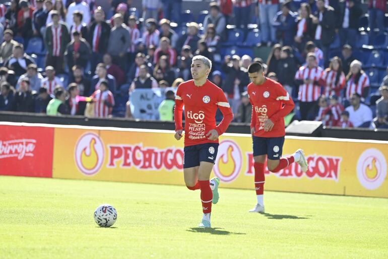 Julio Enciso y atrás, Mateo Gamarra, durante el calentamiento de Paraguay previo al amistoso ante Nicaragua.