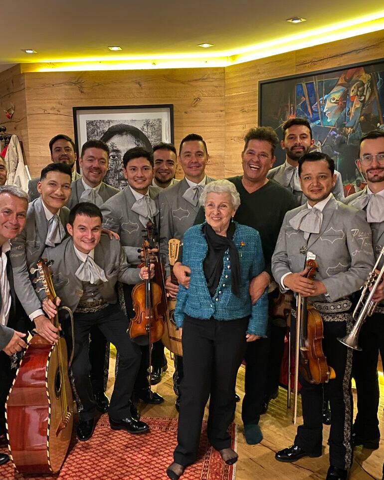 La cumpleañera Aracely rodeada de su hijo Carlos Vives y los Mariachis que le llevaron serenata. (Instagram/Carlos Vives)