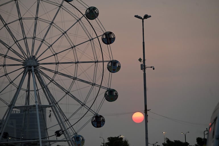 Una postal del atardecer en la Costanera de Asunción.