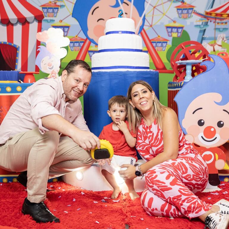 El cumpleañero Gastón con sus orgullosos papis Denise Hutter y Aldo Franco.