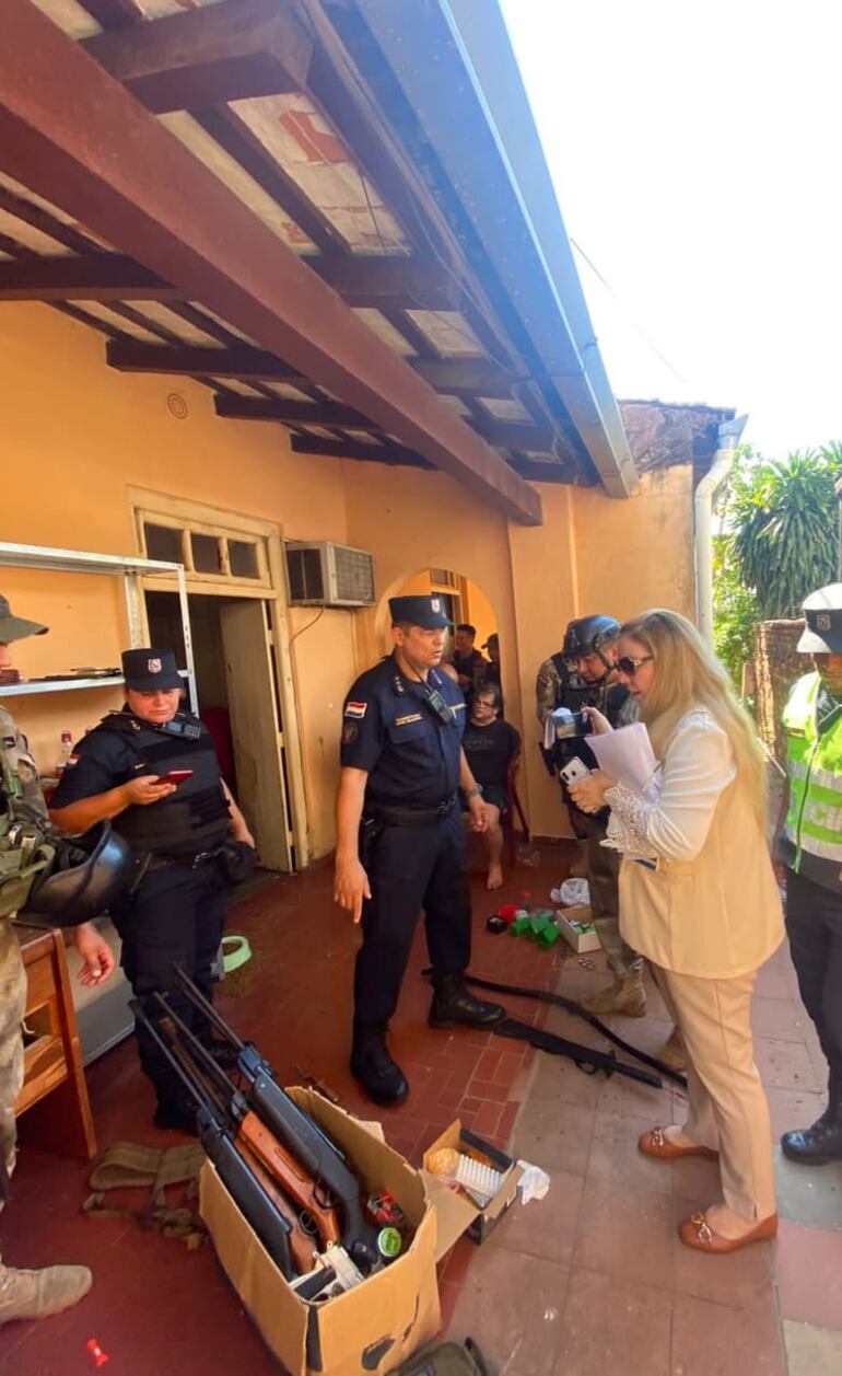 Víctor Máximo Bordón Heyn (esposado y sentado en el fondo) durante el allanamiento realizado en su casa. 