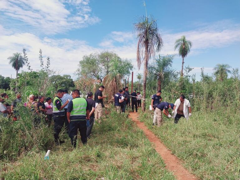 Policías y fiscales revisan minuciosamente  el lugar donde fue encontrado el cadáver del agricultor. 