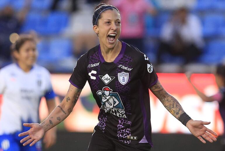 Jennifer Hermoso del Pachuca mientras celebra un gol contra Monterrey, en el estadio Hidalgo en Pachica (México). 