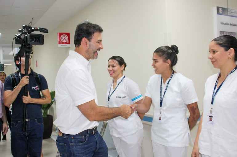 El senador Silvio "Beto" Ovelar saludando a las funcionarias del Hospital de Coronel Oviedo.