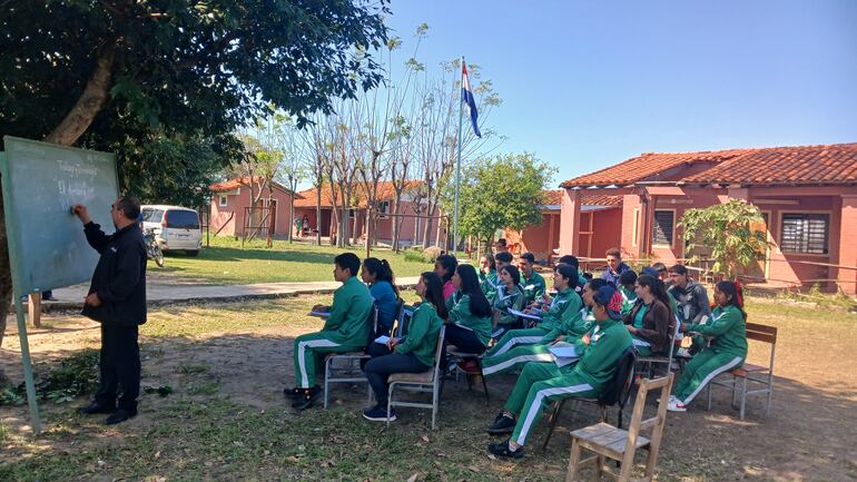 Alumnos desarrollan clases bajo árboles por derrumbe de techo de un pabellón en Carayaó.