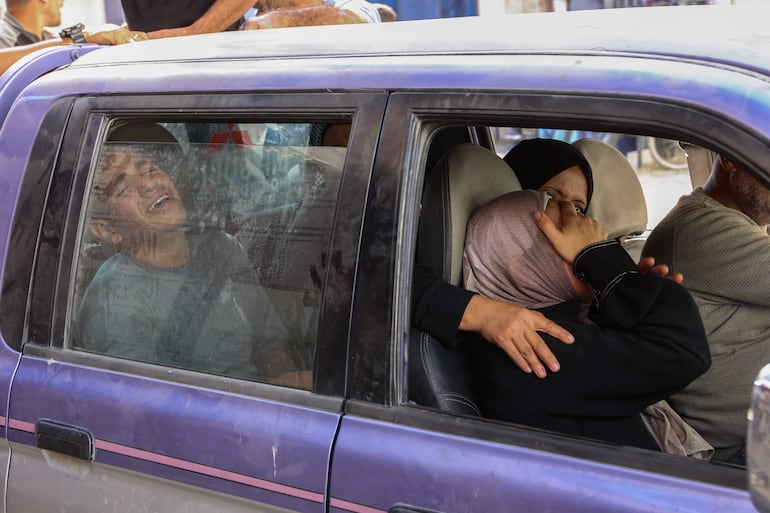 Los palestinos lloran en un automóvil cuando llegan al hospital árabe Al-Ahli, también conocido como el hospital Bautista en la ciudad de Gaza, donde fueron transportados familiares que resultaron heridos en operaciones militares israelíes en el norte de Gaza el 21 de octubre de 2024, en medio de la guerra en curso en el Territorio palestino entre Israel y el grupo militante palestino Hamas. 