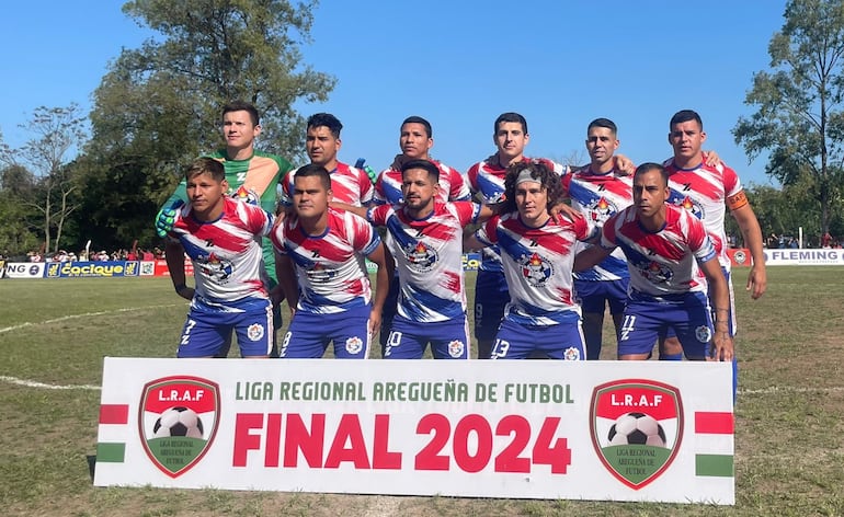 Integrantes del equipo del Club Unión Paraguaya FBC, campeón de la Liga Regional Aregüeña de Fútbol