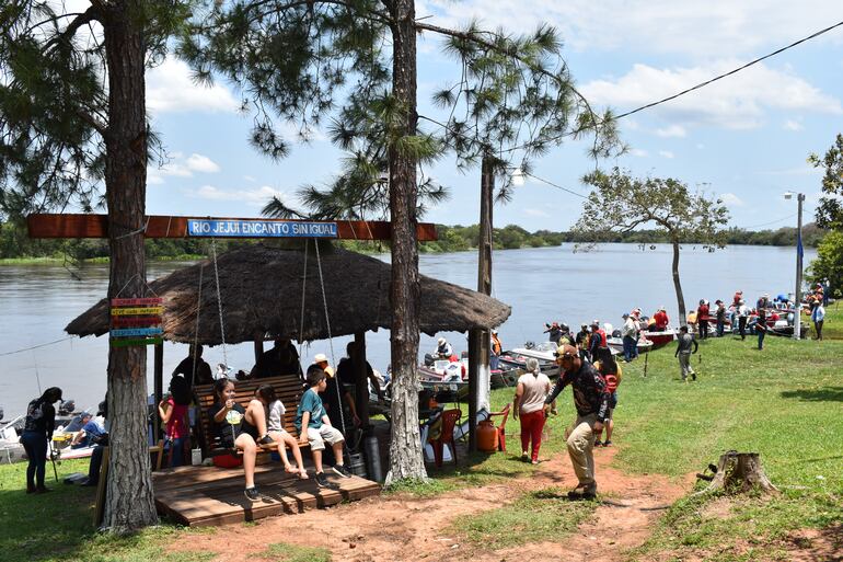 El cautivante río Jejuí, invita siempre al relax y encuentro familiar y durante la competencia de pesca se fortalece el turismo