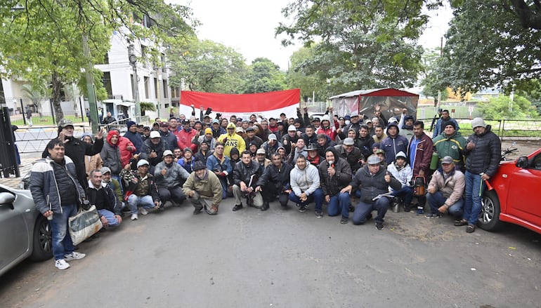 Grupo de conscriptos del golpe estuvieron en vigilia ayer frente al Congreso esperando la decisión