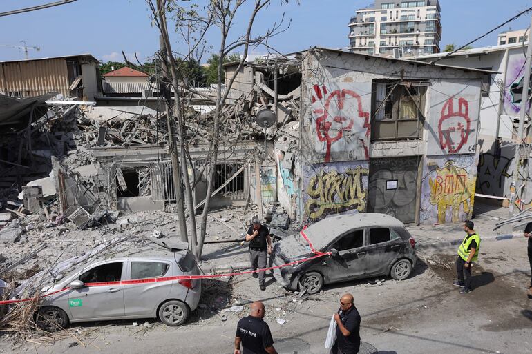 La Policía israelí asegura la zona de un edificio destruido en en Tel Aviv, luego de un ataque del movimiento islámico Más de 300 israelíes han muerto.