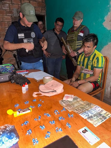 Hernán Agustín Duré Fretes, de 26 años, fue detenido por agentes de la SENAD en San Ignacio, Misiones, con 102 dosis de cocaína, dinero en efectivo y dos aparatos celulares.