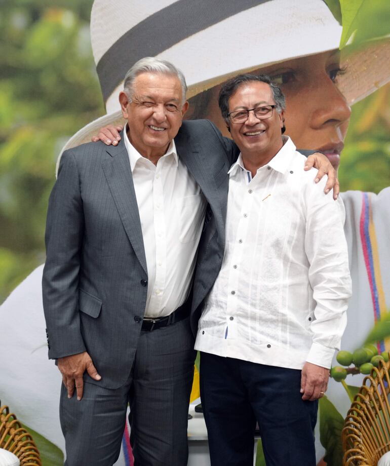 El presidente mexicano, Andrés Manuel López Obrador (izq.) en reunión con su homólogo, Gustavo Petro, con quien conversó de las iniciativas de paz que hay en marcha en el país y sobre el cambio de paradigma mundial con las drogas, hoy en Cali (Colombia). 