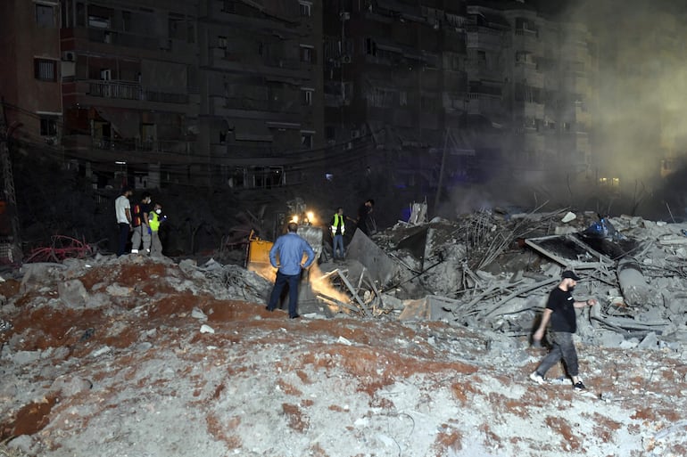 Solo escombro quedó de uno de los edificios bombardeado por Israel. Las Fuerzas de Defensa israelí dio un duro golpe al grupo Hezbolá al derribar su cuartel general. Se desconoce el paradero del líder del movimiento paramilitar proiraní, Nassan Nasrallah.