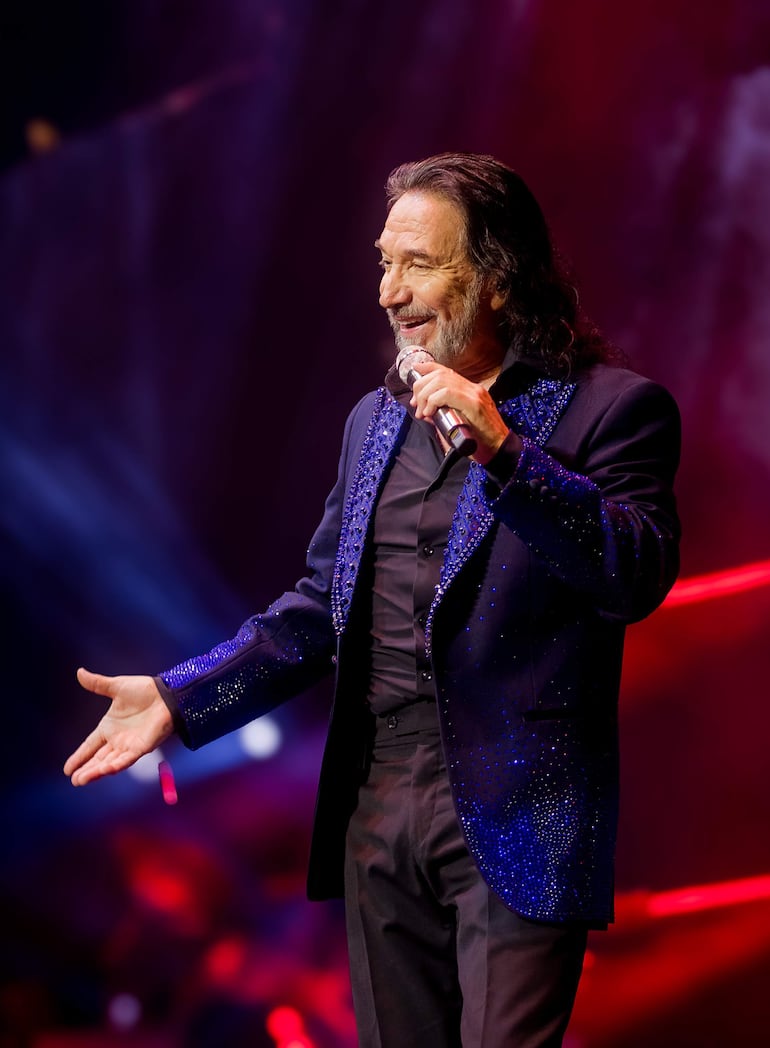 Marco Antonio Solís celebró su retorno a Paraguay, agradeciendo el cariño que recibe del público tanto arriba como abajo del escenario.