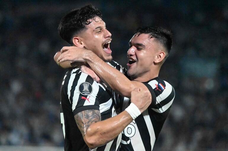 Matias Espinoza  y Lucas Sanabria, en el festejo de uno de los goles de Libertad en la Copa Libertadores de este año.