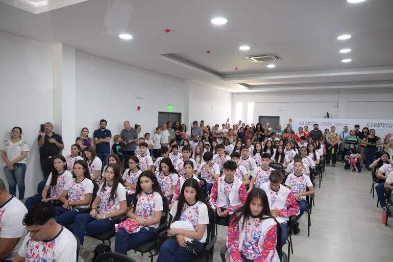 Atletas escolares en el acto de abanderamiento en la SND.