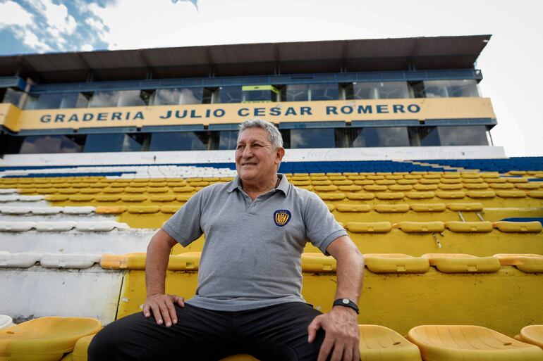 El exfutbolista paraguayo Julio César Romero 'Romerito' posa en una entrevista con Efe en el estadio Feliciano Cáceres el 2 de junio de 2021 en Asunción (Paraguay). 