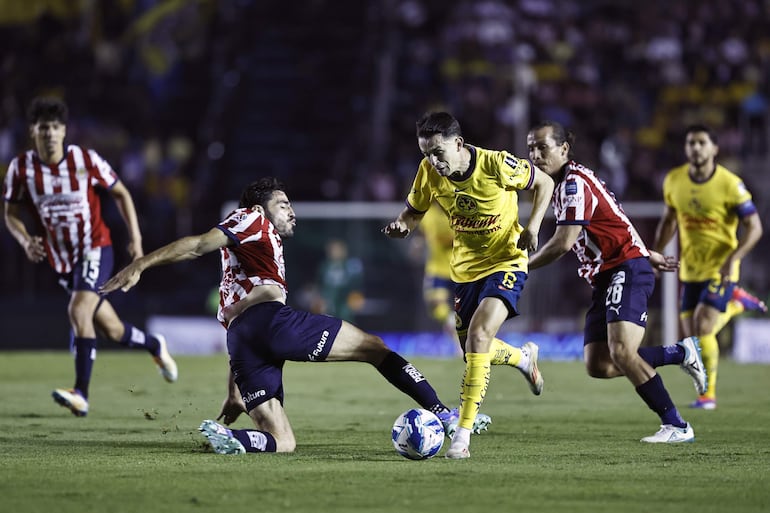 MEX8738. CIUDAD DE MÉXICO (MÉXICO), 14/09/2024.- Alvaro Fidalgo (c) de América disputa un balón con Antonio Briseño (i) y Fernando González de Guadalajara este sábado, durante un partido correspondiente a la jornada 7 del torneo Apertura 2024 en el estadio Ciudad de los Deportes en Ciudad de México (México). EFE/ Sáshenka Gutiérrez
