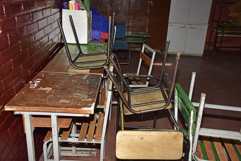 Los muebles del aula clausurada también se encuentran destrozados en la escuela República del Brasil.