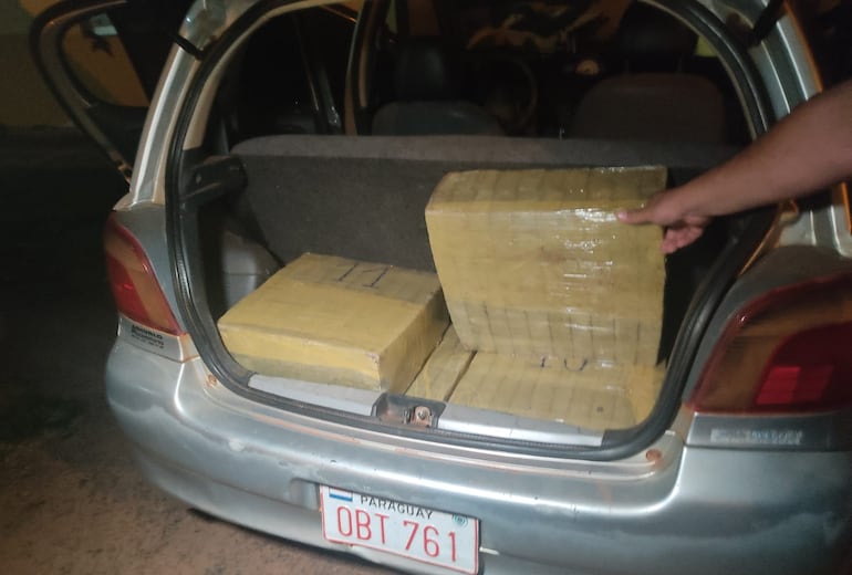 Panes de marihuana encontrados en la parte posterior del vehículo, en Limpio.