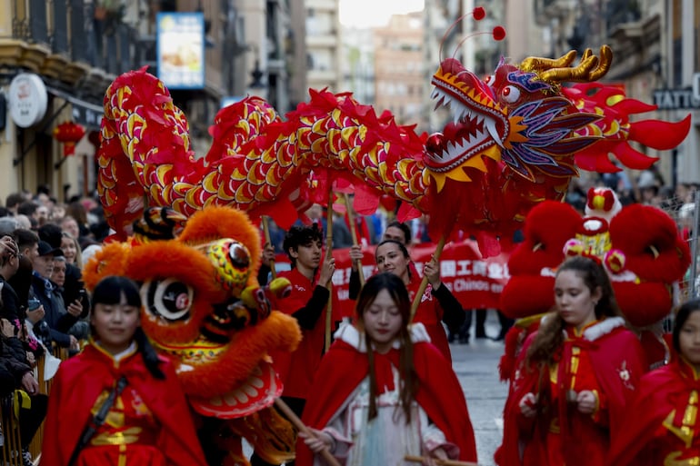 -FOTODELDIA- VALENCIA, 03/02/2024.- Varias personas participan en las celebraciones del Año Nuevo chino en Valencia.