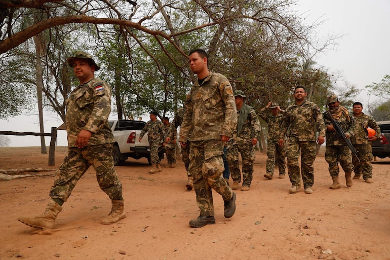 Soldados del Ejército de Paraguay se preparan para combatir un incendio, en Bahía Negra, Chaco.