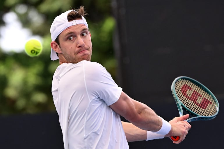 El chileno Nicolás Jarry tendrá un rival complicado en su debut en el Abierto de Australia, el número 1 del mundo y defensor del título, Jannik Sinner.