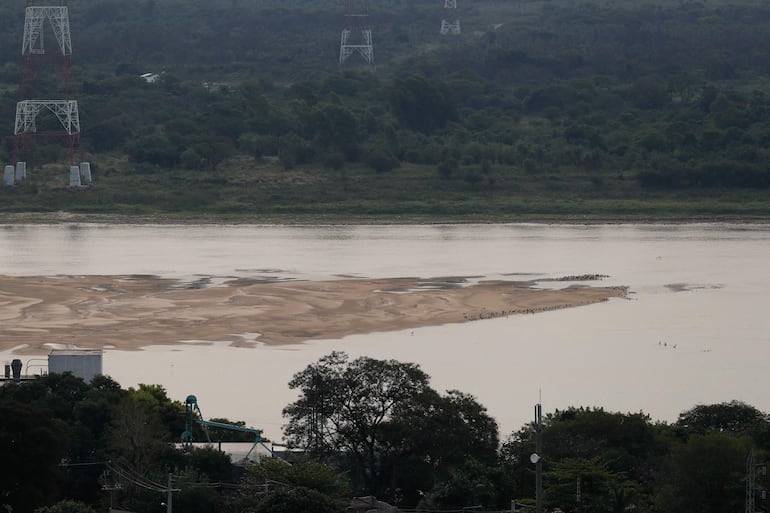 Fotografía que muestra el río Paraguay este viernes, a la altura del muelle de Asunción (Paraguay). EFE/Juan Pablo Pino