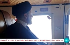 Captura de video publicado por la cadena de televisión estatal iraní IRINN el 19 de mayo de 2024 muestra al presidente de Irán, Ebrahim Raisi, a bordo del helicóptero que se encuentra con paradero desconocido.